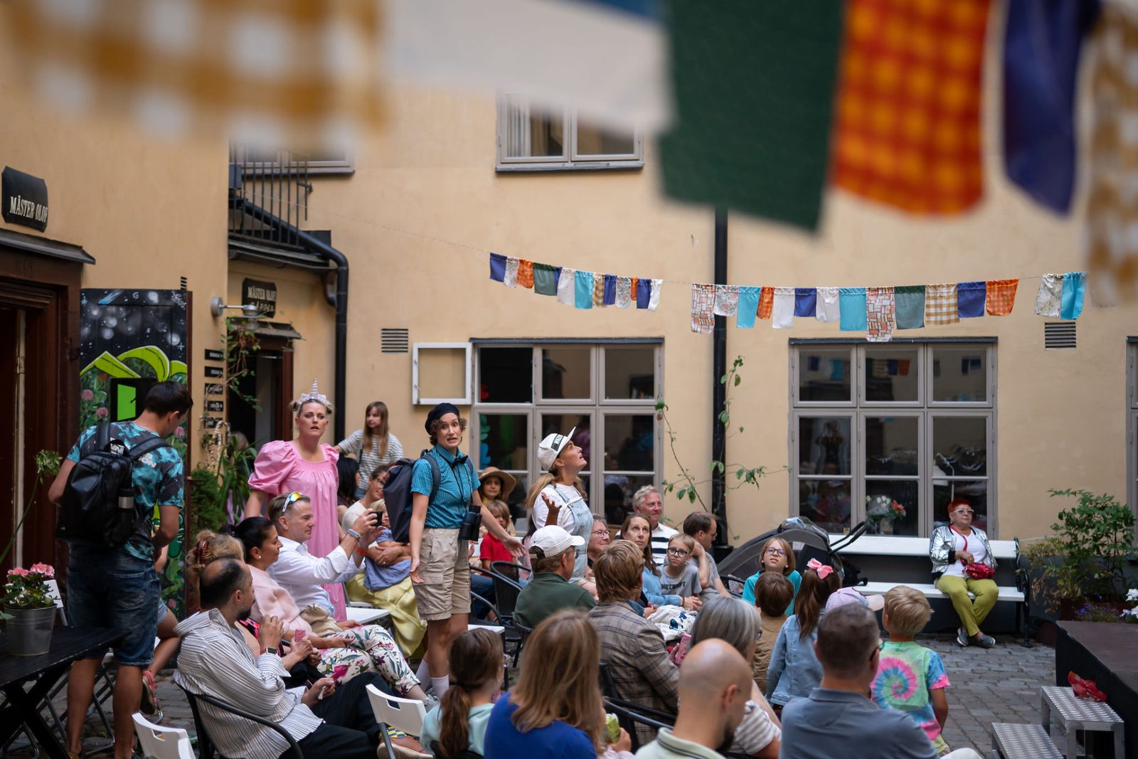 Gården i Gamla stan fylld av publik en sensommarkväll.