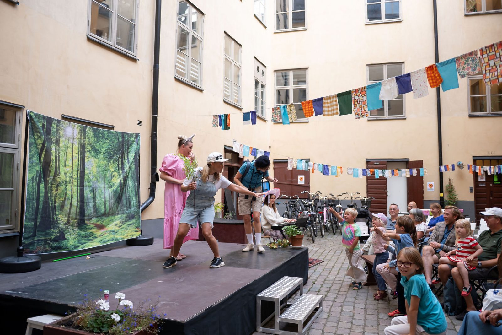 Skogsscenen spelas mitt bland barnen, med pianot bredvid.