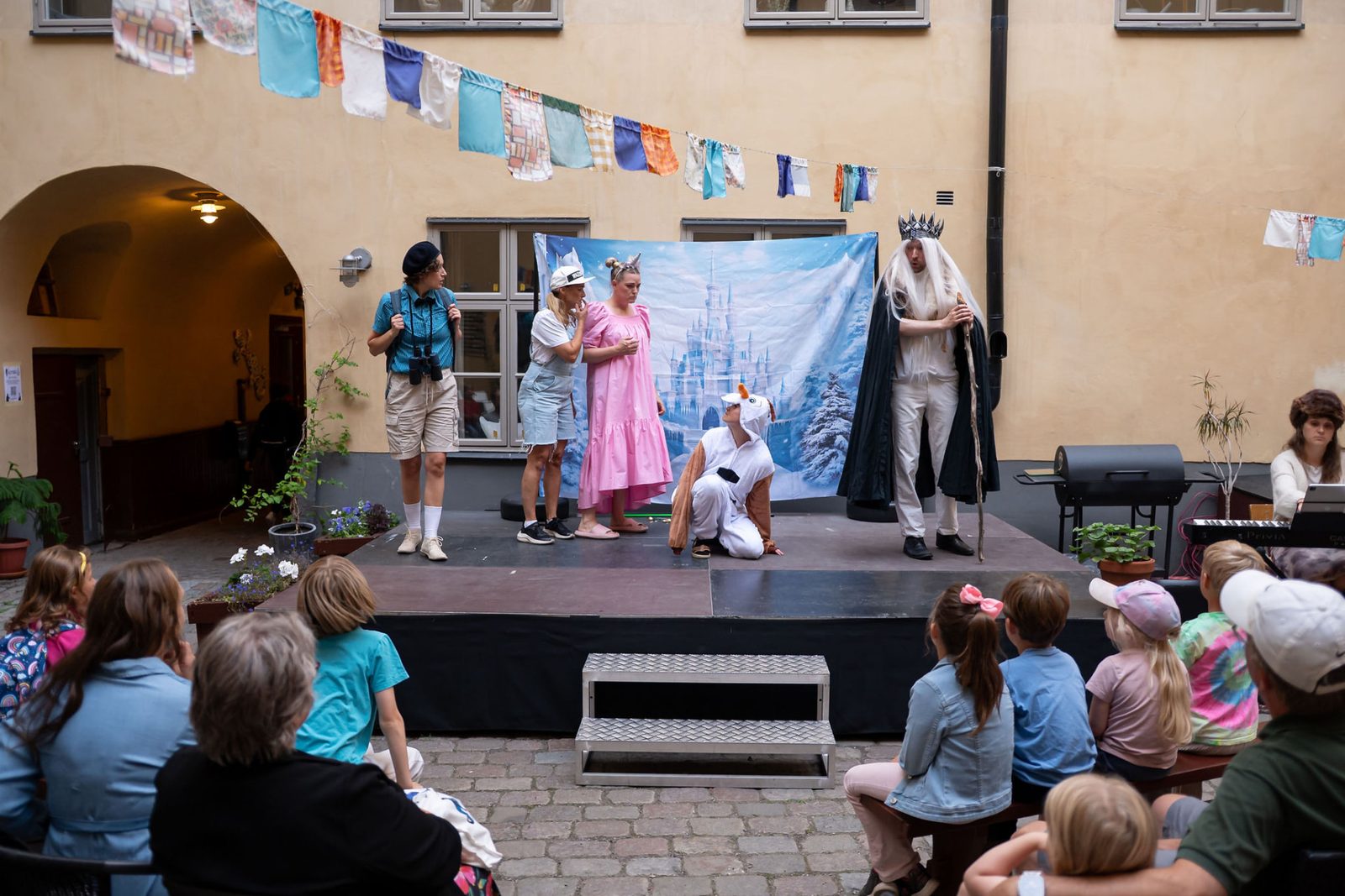 Hela ensemblen på scenen framför iskungens palats.