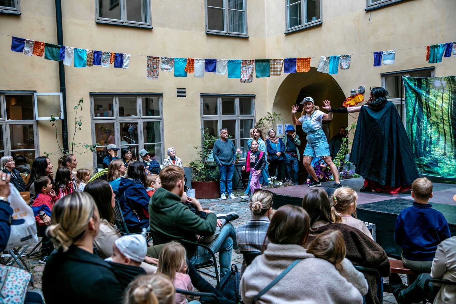 Barn och vuxna sida vid sida när dramatiken tätnar.